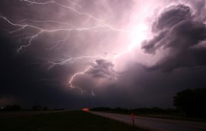 Motorrijden in slecht weer regen hagel storm koud sneeuw vorst
